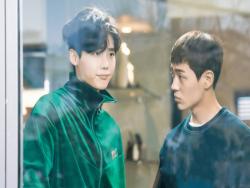 Lee Jong Suk And Shin Jae Ha Show Some Brotherly Love In New Stills For “While You Were Sleeping”