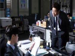 Lee Jong Suk And Lee Sang Yeob Go Head To Head In “While You Were Sleeping” Stills