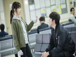 Jung Hye Sung Is Already Suspicious Of Yoon Kyun Sang When They First Meet On “Oh, The Mysterious”
