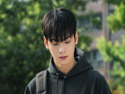 ASTRO’s Cha Eun Woo Transforms Into Aloof College Student For Upcoming JTBC Drama