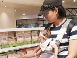 LOOK: Mike Tan enjoys feeding his daughter solid food