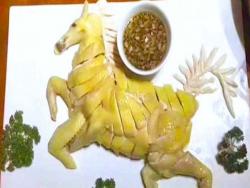 整盤「白切雞」上桌變成一匹馬？　網跪：原來是被做菜耽誤的藝術家
